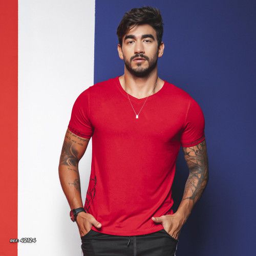 Camiseta masculina vermelha gola V e logomania nas mangas