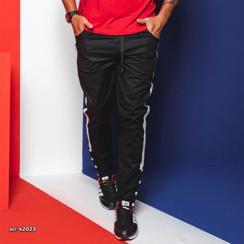 Calça jogger masculina preta de malha com barra diferenciada