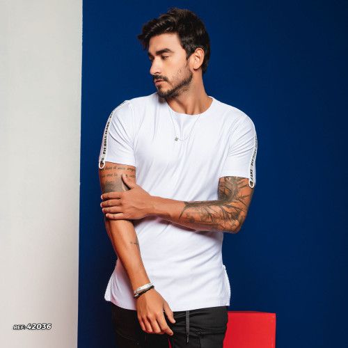 Camiseta masculina branca gola O long line com abertura na barra