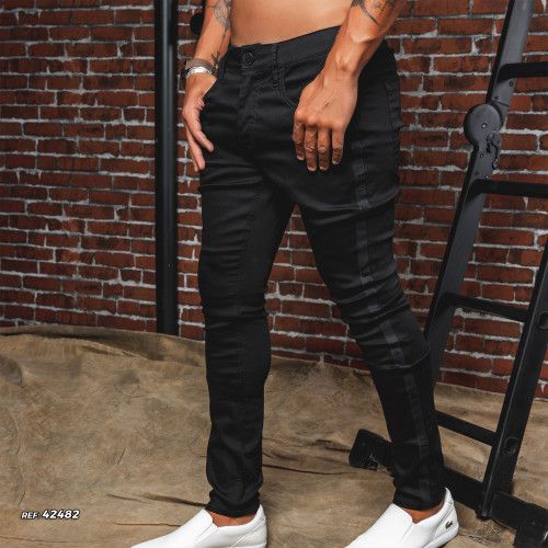 Calça jeans masculina preta com personalização lateral