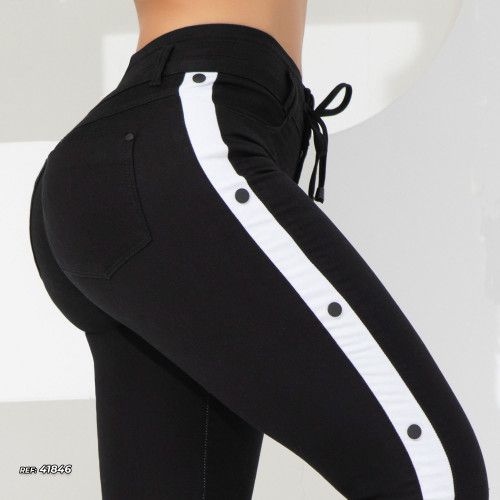 Calça jogger jeans preta com recorte e botões laterais