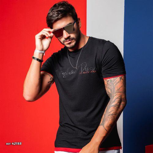 Camiseta gola o masculina preta com recortes vermelhos
