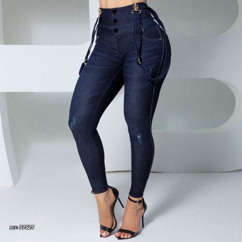 Calça jeans com suspensório e cós largo