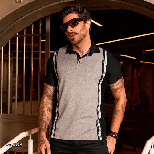 Gola polo masculina preta com recorte cinza e logomania
