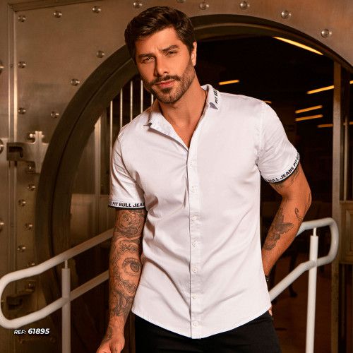 Camisa masculina branca com manga curta e logomania
