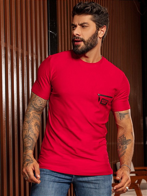 Camiseta Masculina Vermelha com Bolso - Recortes
