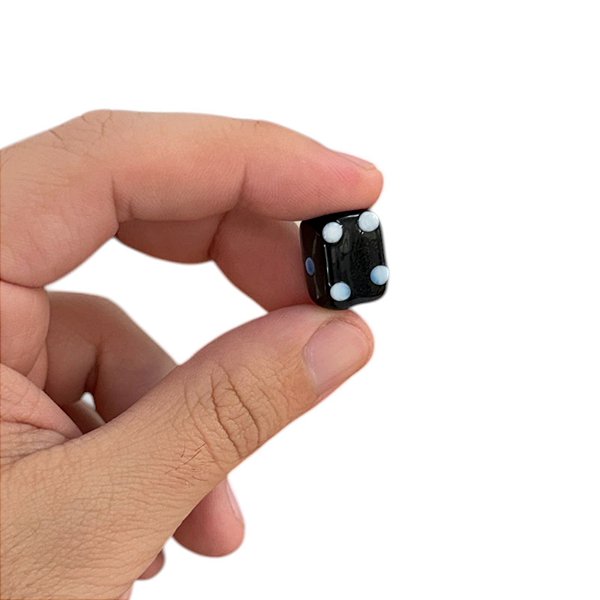 DADO COM FURO M PRETO E BRANCO