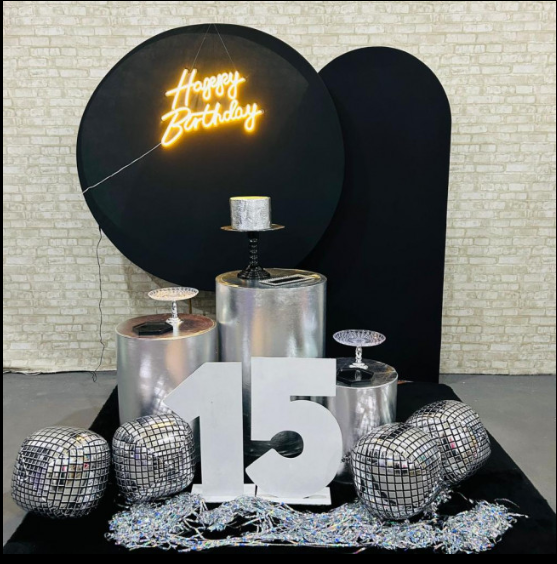 Alugue Tema Para Festa Decoração Preto com Prata Tecido ( Modelo 1 )