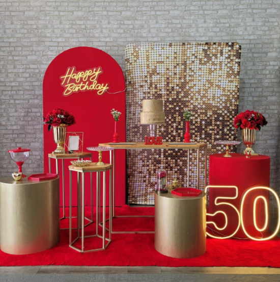 Alugue Tema Para Festa Decoração Vermelho com Dourado Tecido ( Modelo 1 )