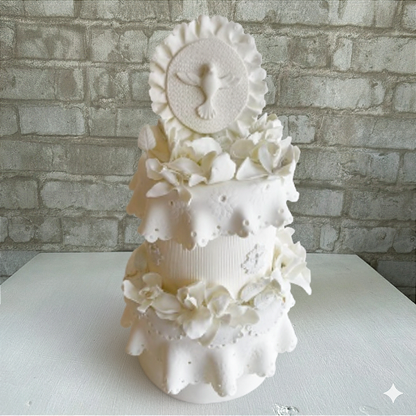 Alugue Bolo Fake Cenográfico Batizado Branco Off White de Biscuit II