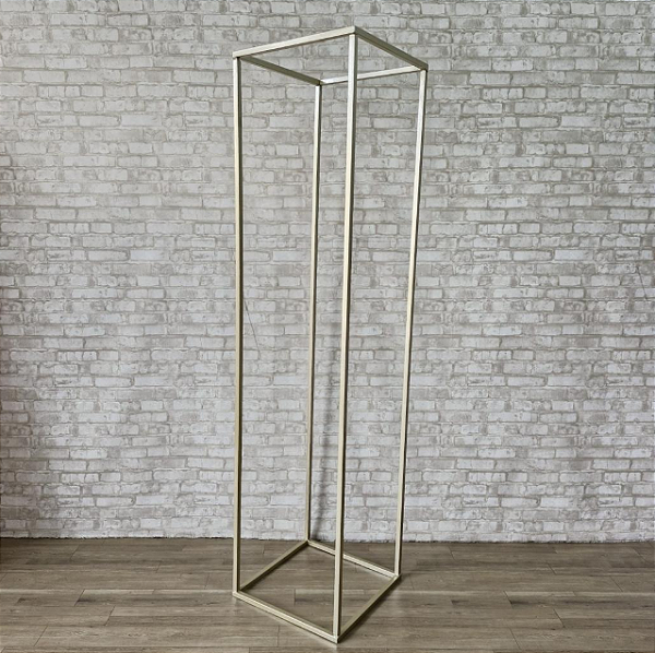 Alugue Estrutura Cubo de Ferro Dourado