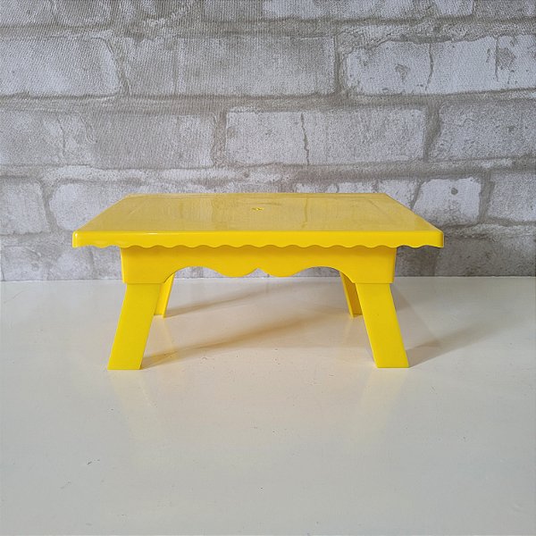 Alugue Mesinha de Doce Amarelo