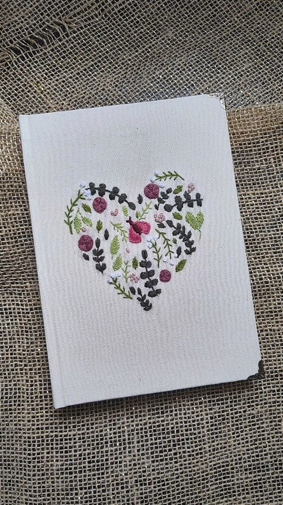 Caderno Coração Bordado Artesanal