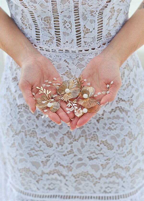 ARRANJO EM FLOR DE MÉTAL DOURADO COM PÉROLAS