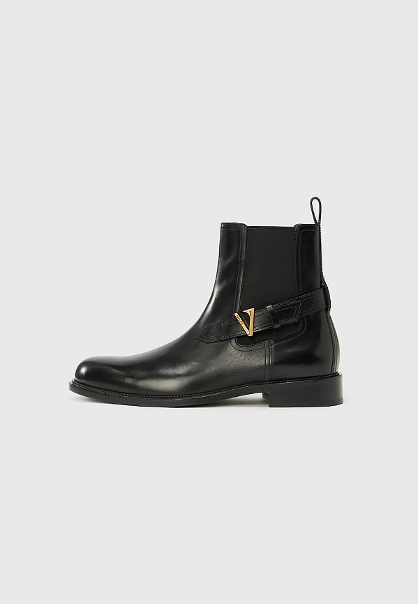 Bota Masculina Clássica Cano Curto em Couro Preta com Detalhes Dourados Versace