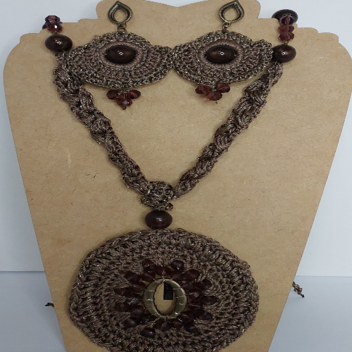 Conjunto colar e brincos marrom, pedrarias e pérolas