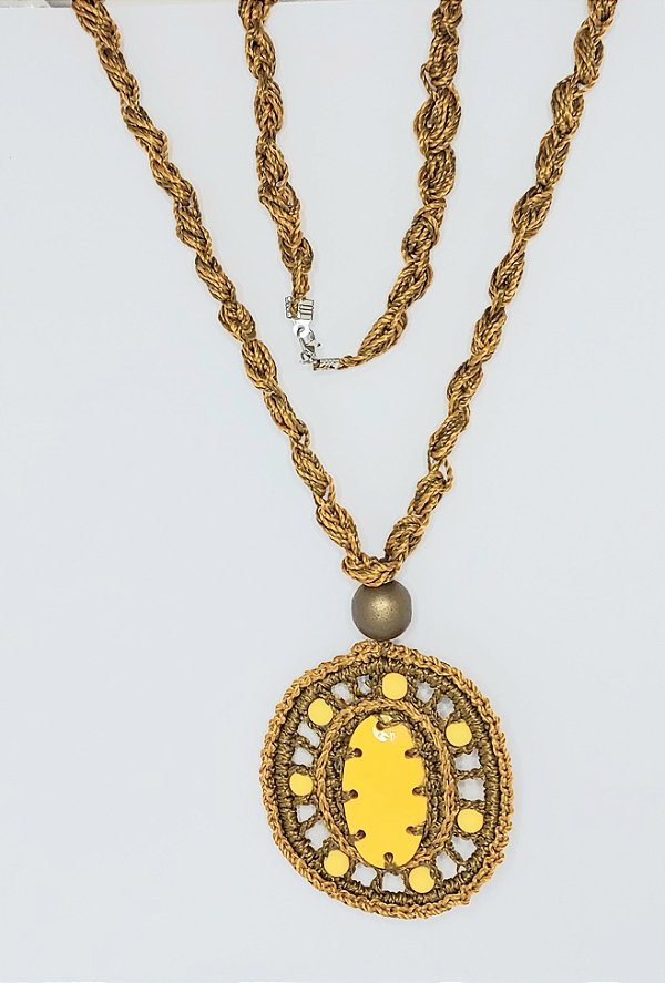 Colar de croche -chaton amarelo dourado