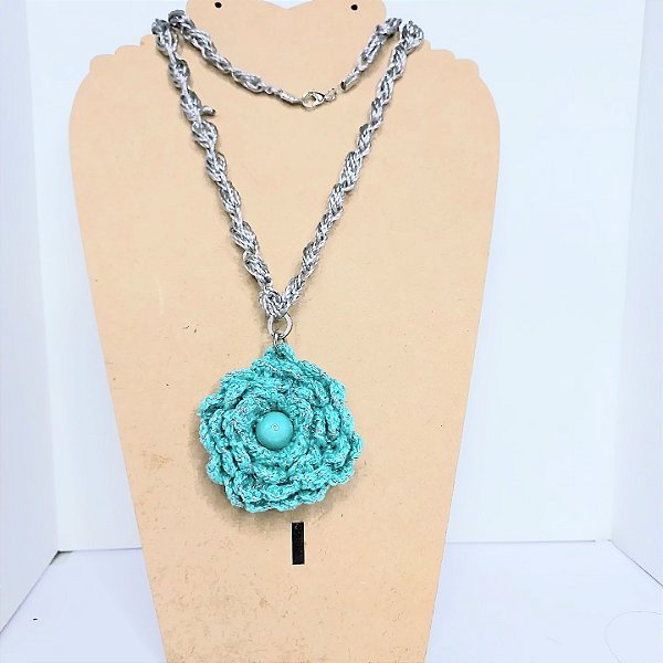 Colar em croche-formato rosas