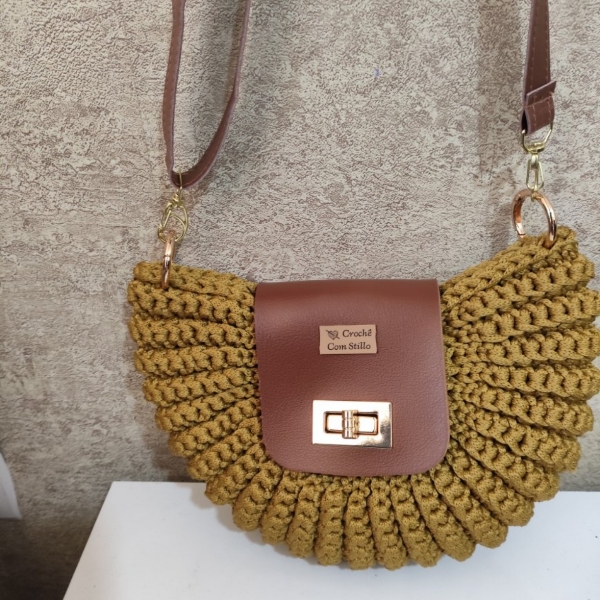 Bolsa formato concha -mostarda