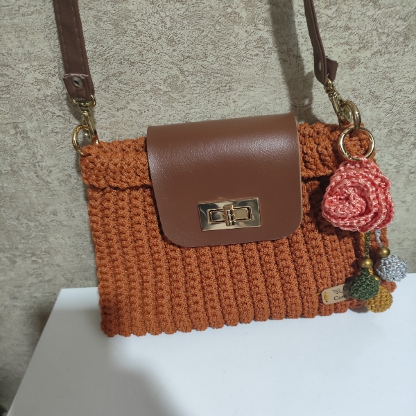 Bolsa mostarda com lapela em couro sintético