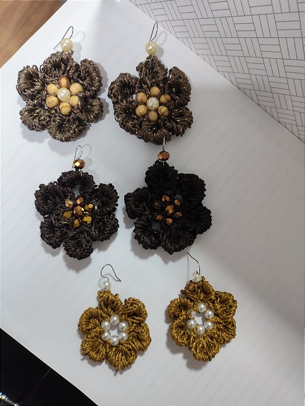 Brincos formato flor-em crochê