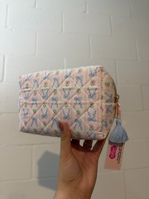 Necessaire Acolchoada com laços e flores