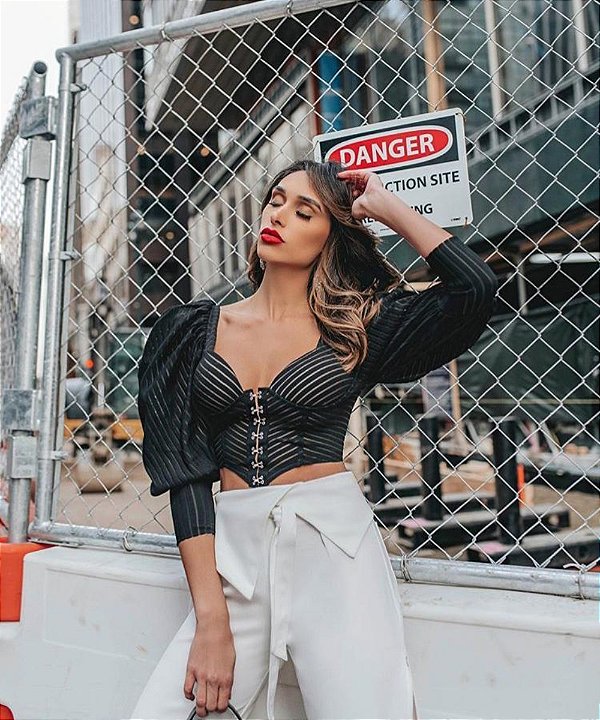 Cropped em Crepe Kesya Preto