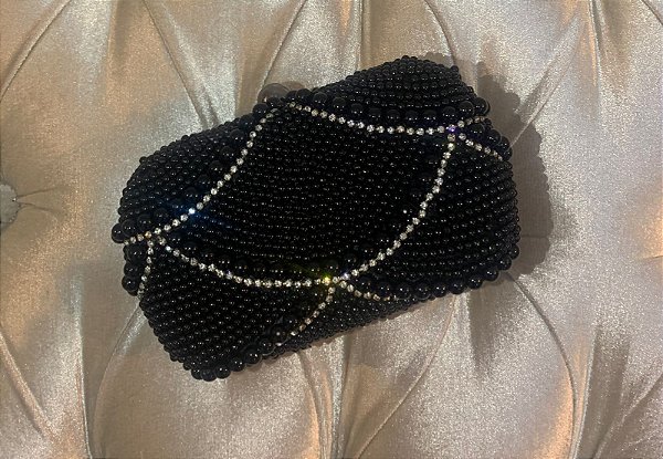 Clutch Preta com pérolas