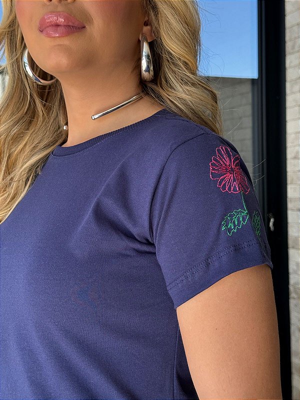 TSHIRT FEMININA ALGODÃO BORDADA NA MANGA FLOR ROSA / AZUL MARINHO