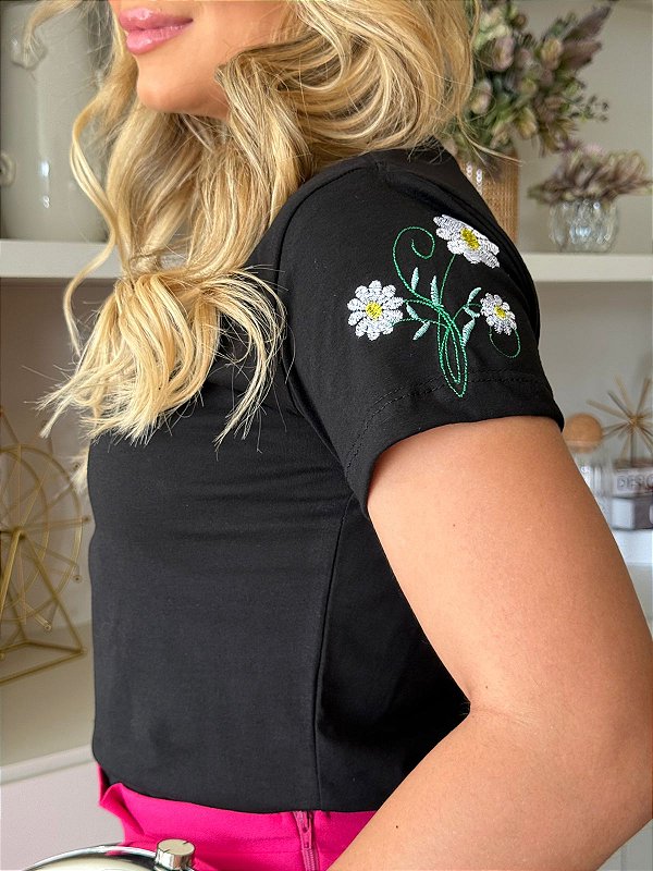 TSHIRT FEMININA ALGODÃO BORDADA NA MANGA RAMOS 3 FLORES BRANCA / PRETA