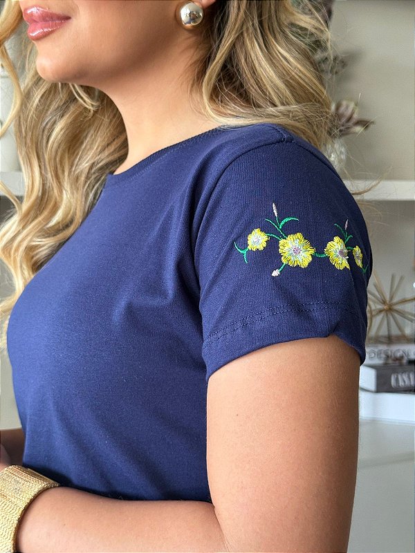 TSHIRT FEMININA ALGODÃO BORDADA NA MANGA 4 FLORZINHAS AMARELAS / AZUL MARINHO