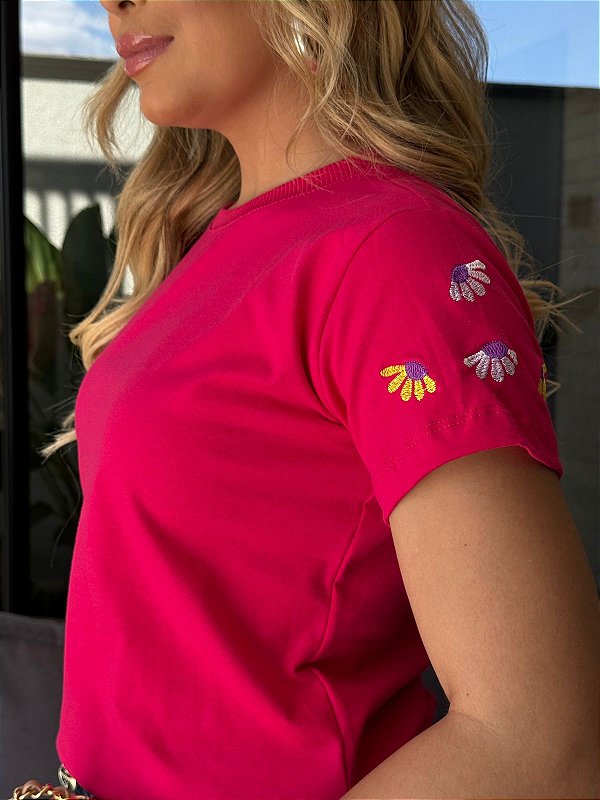 TSHIRT FEMININA ALGODÃO BORDADA NA MANGA 3 FLORZINHAS / PINK
