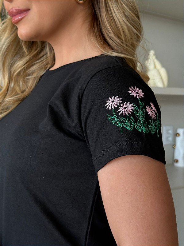 TSHIRT FEMININA ALGODÃO BORDADA NA MANGA 5 FLORZINHAS LILAS / PRETA