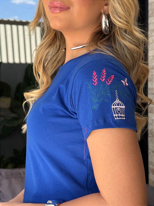 TSHIRT FEMININA ALGODÃO BORDADA NA MANGA RAMO E GAIOLA / AZUL BIC