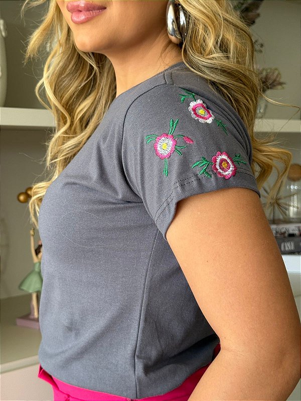 TSHIRT FEMININA ALGODÃO BORDADA NA MANGA 3 FLORZINHAS / CHUMBO