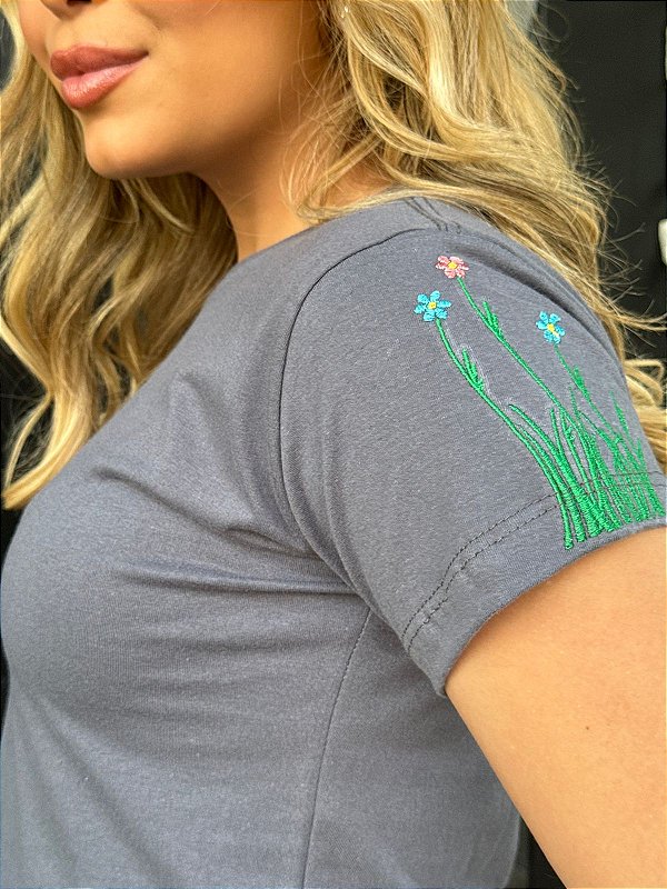 TSHIRT FEMININA ALGODÃO BORDADA NA MANGA RAMINHOS COM FLORZINHAS / CHUMBO