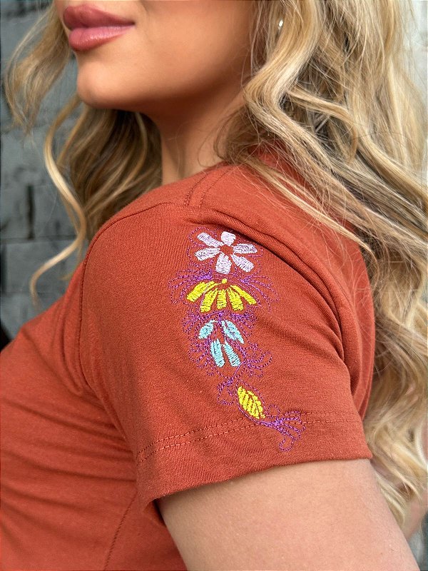 TSHIRT FEMININA ALGODÃO BORDADA NA MANGA FLORZINHAS / TERRA COTA