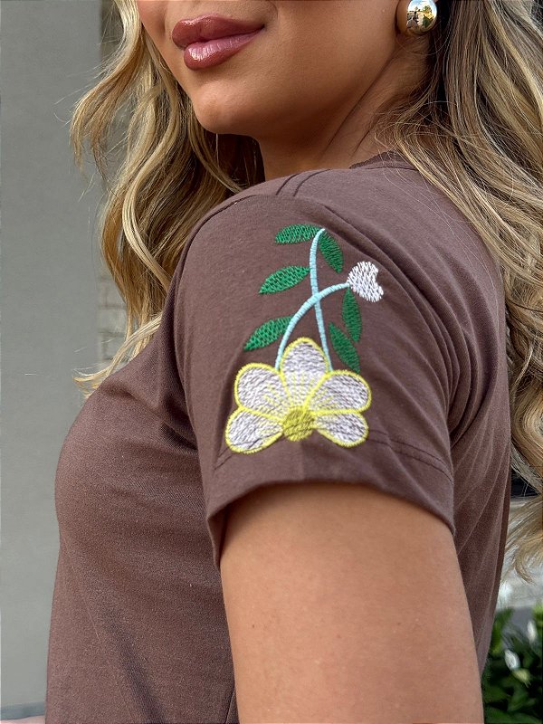 TSHIRT FEMININA ALGODÃO BORDADA NA MANGA  MEIA FLOR / CHOCOLATE