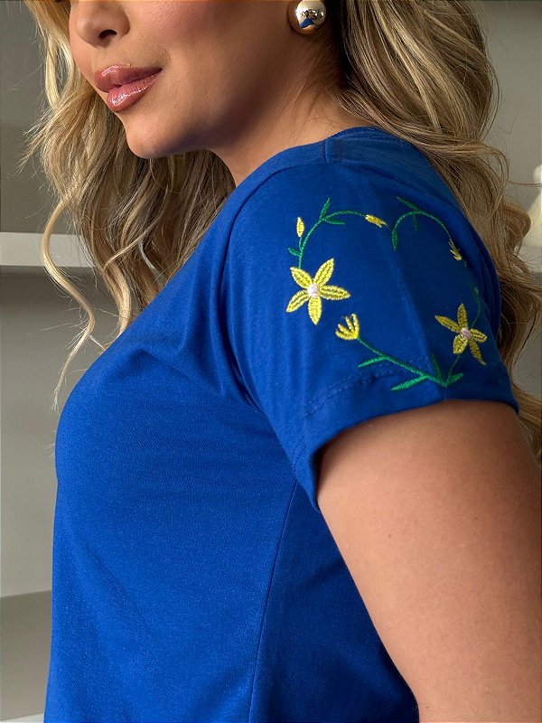 TSHIRT FEMININA ALGODÃO BORDADA NA MANGA CORAÇÃO / AZUL BIC
