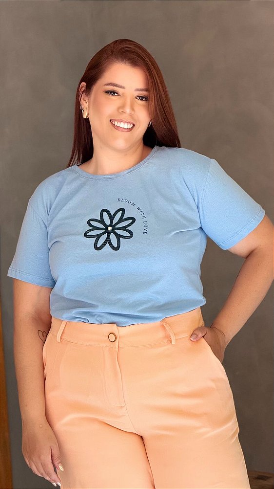 TSHIRT PLUS SIZE FEMININA FLOR APLICAÇÃO / AZUL BEBE