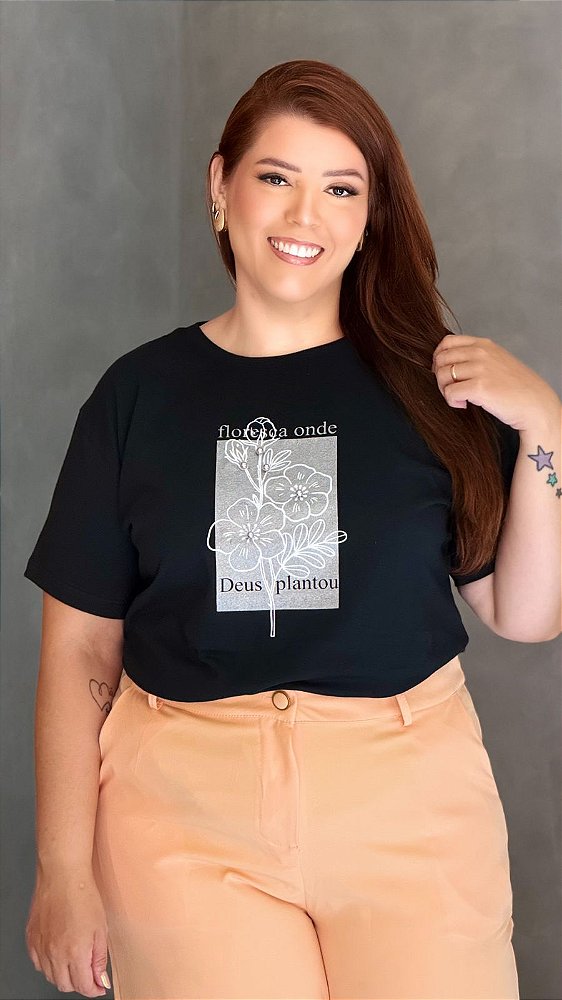 TSHIRT PLUS SIZE FEMININA FLORESCA ONDE DEUS TE PLANTOU / PRETA