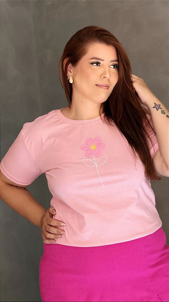 TSHIRT PLUS SIZE FEMININA APLICAÇÃO FLOR / ROSA BEBE