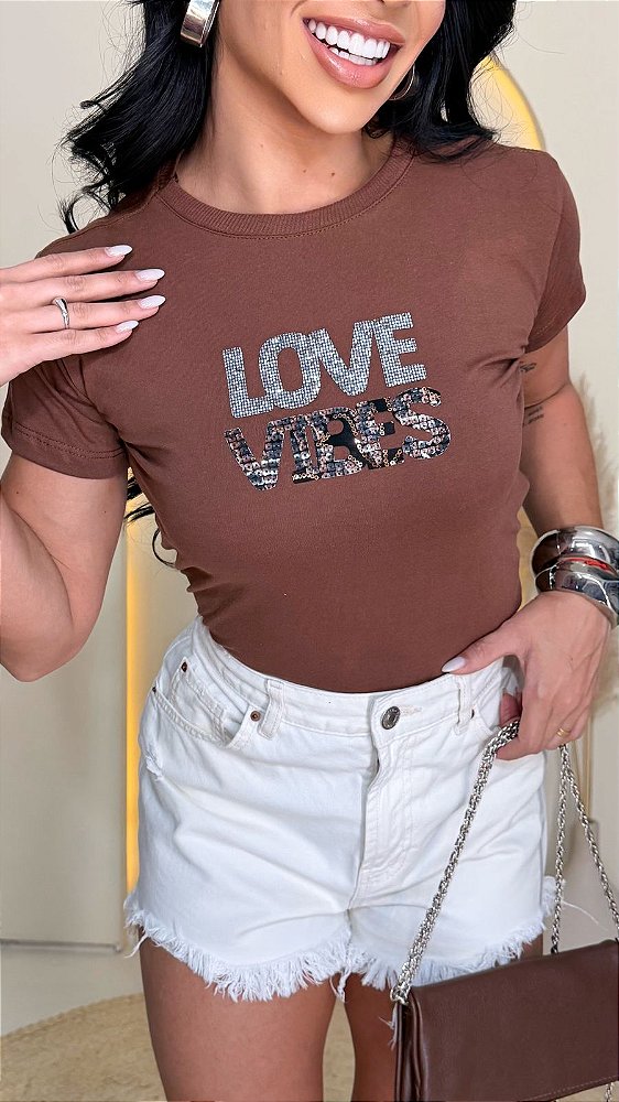 TSHIRT FEMININA ALGODÃO LOVE VIBES / CHOCOLATE
