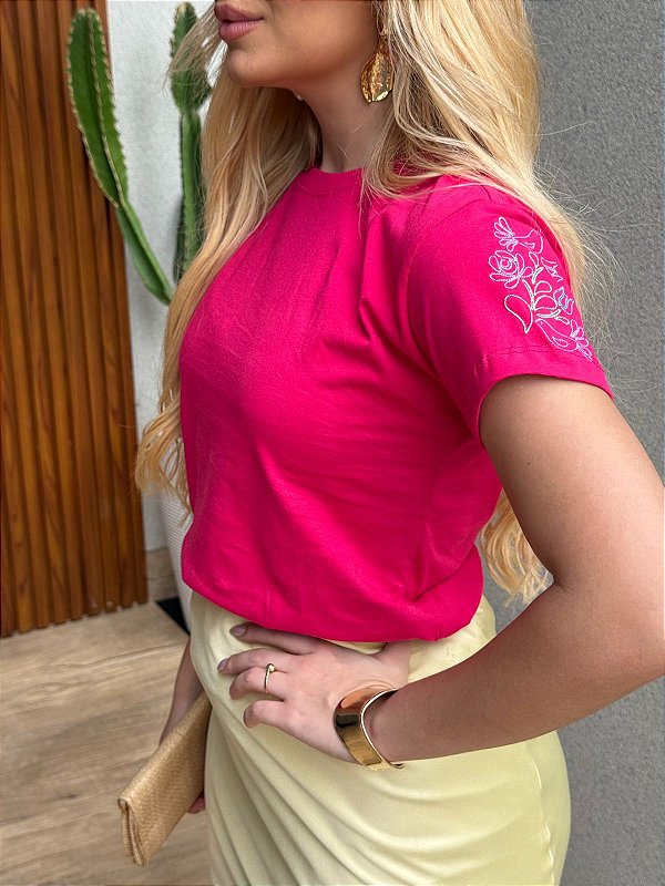 TSHIRT FEMININA ALGODÃO BORDADO NA MANGA ROSAS CLARAS / PINK