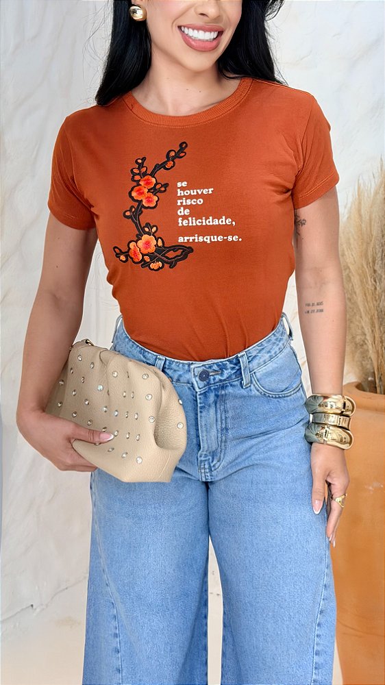 TSHIRT FEMININA ALGODÃO SE HOUVER RISCO DE FELICIDADE / TERRA COTA