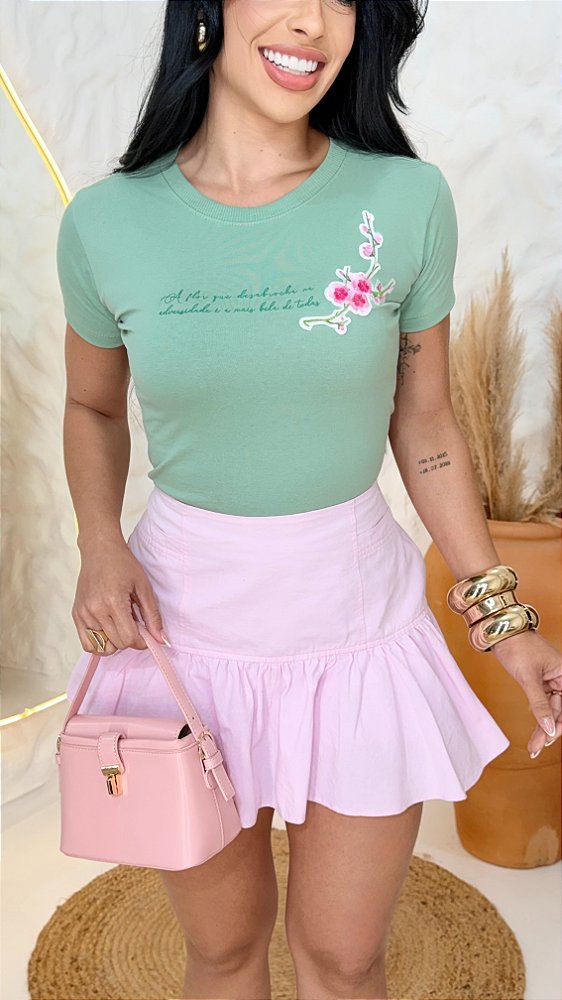 TSHIRT FEMININA ALGODÃO FLOR BORDADA NA LATERAL / VERDE MENTA