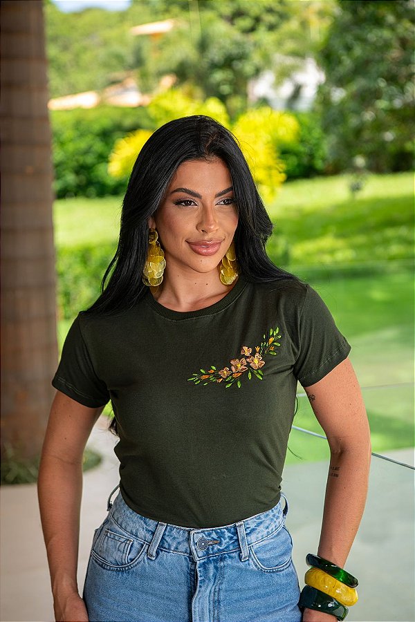 TSHIRT FEMININA ALGODÃO BORDADO NA LATERAL / VERDE MILITAR