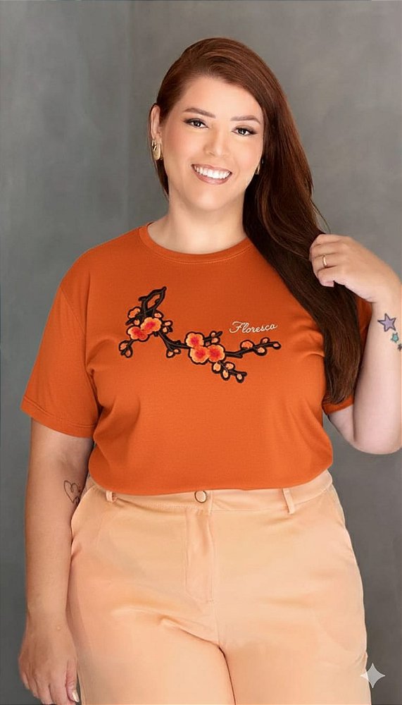 TSHIRT PLUS SIZE FEMININA BORDADO FLORESCA / TERRA COTA
