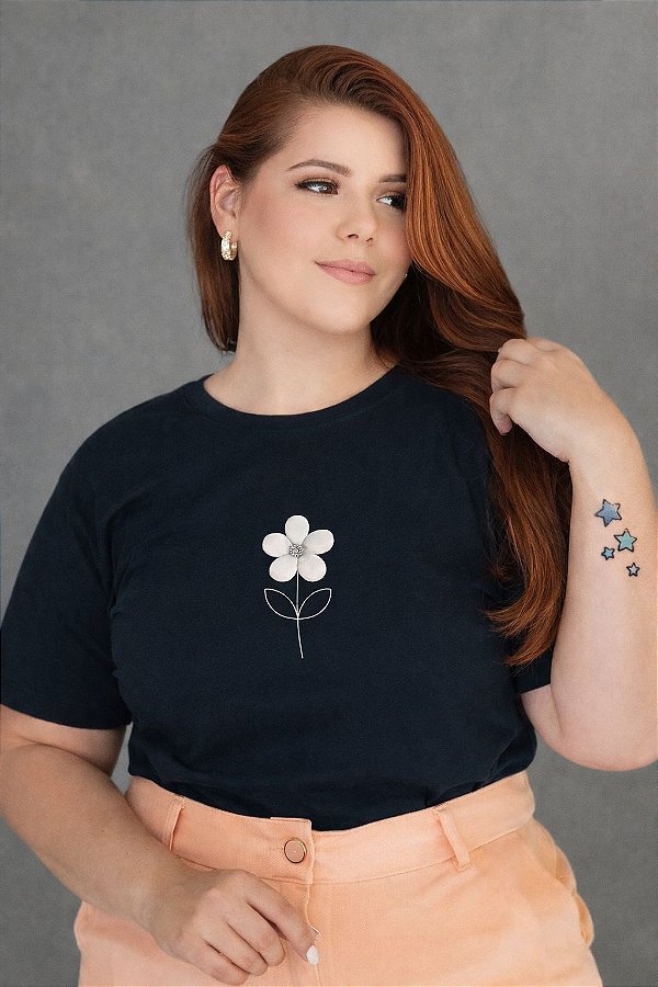 TSHIRT PLUS SIZE FEMININA APLICAÇÃO FLOR / PRETA