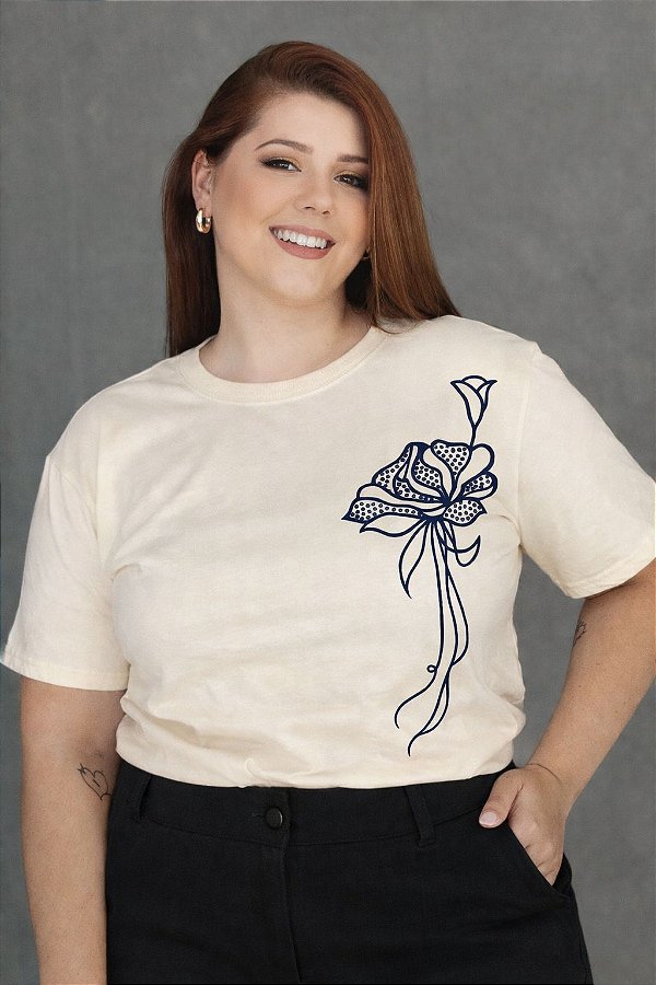 TSHIRT PLUS SIZE FEMININA FLOR COM STRASS / OFFWHITE